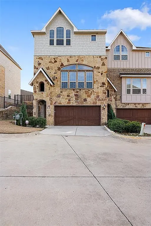 3 bed, 2.5 bath, 2620 sqft, $2,995 — Photo 3