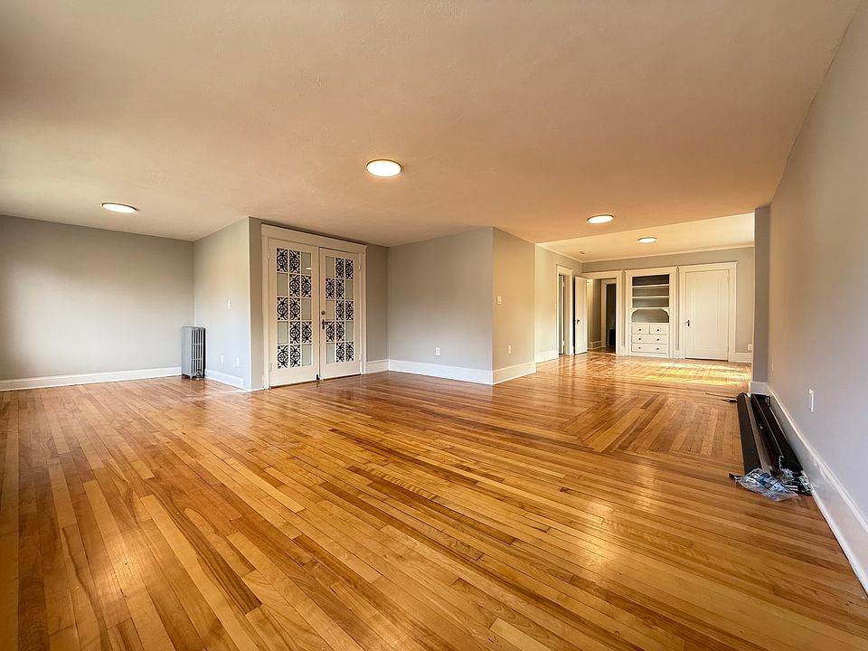 EXTRA LARGE OPEN FLOOR PLAN W/ TONS OF SUNLIGHT
