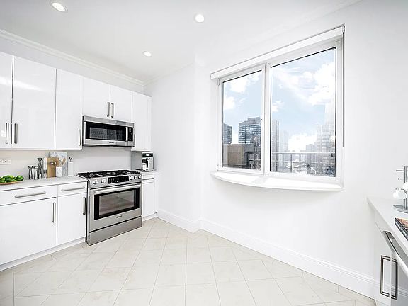 5th image of 351 E 51st St Unit Penthouse 7