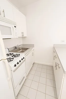 Rented by Salon Realty Corp | media 3