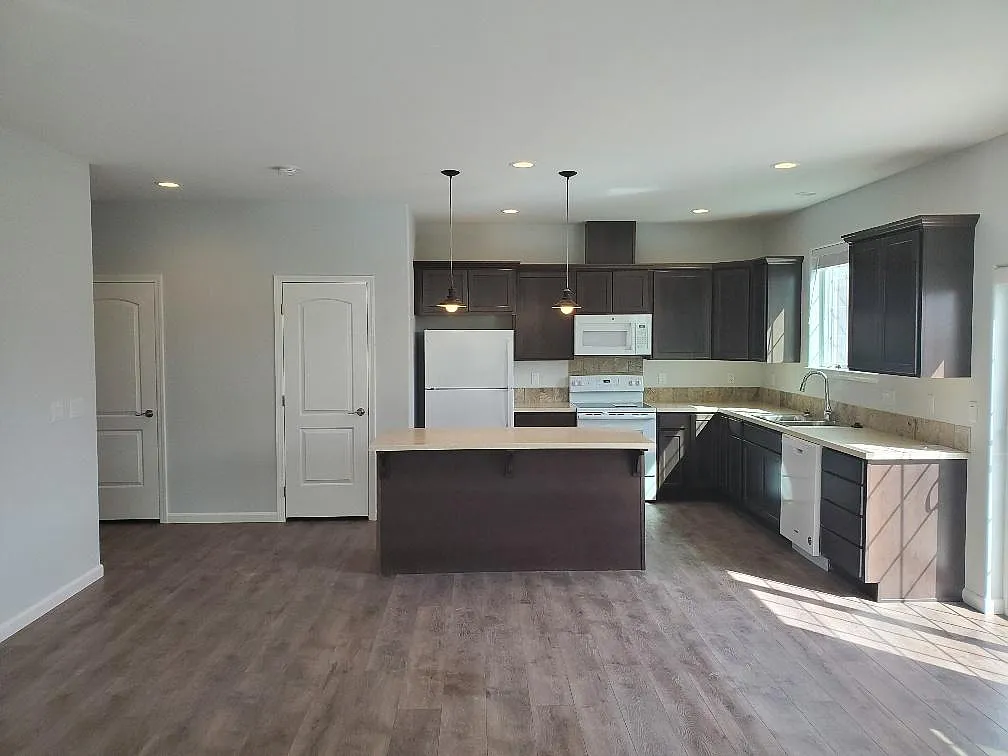 3 bed, 2.5 bath, 1975 sqft, $2,000 — Photo 4