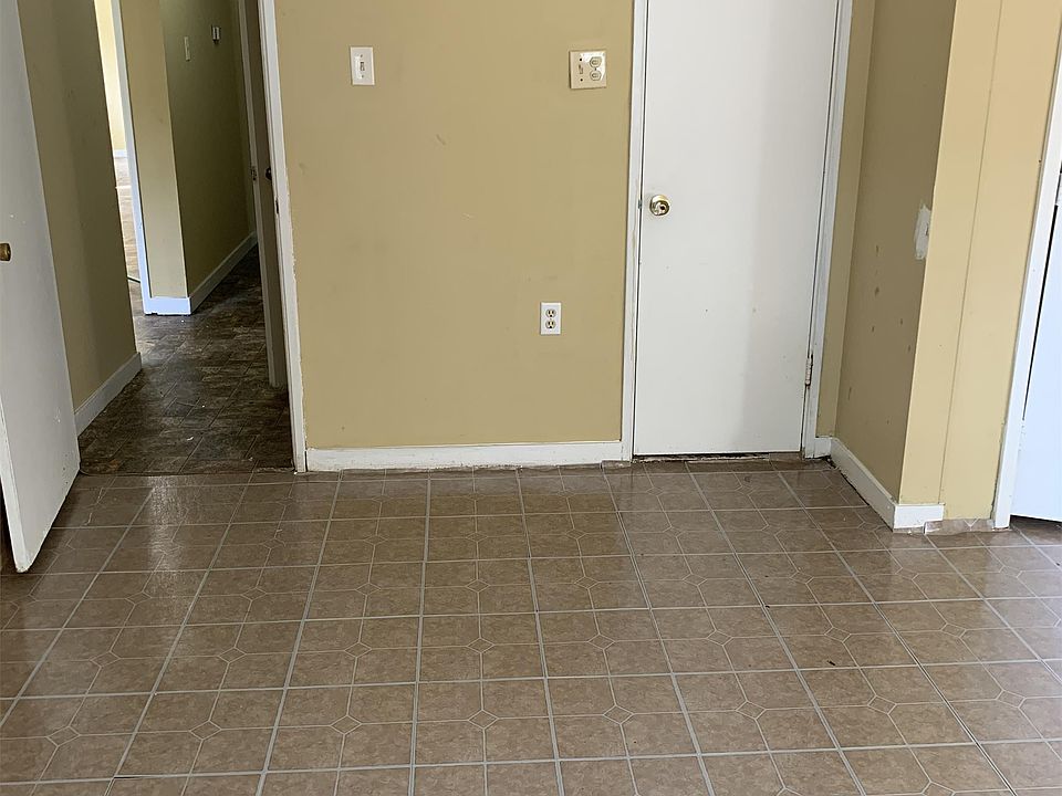 2nd image of 2944 Lakewood Dr