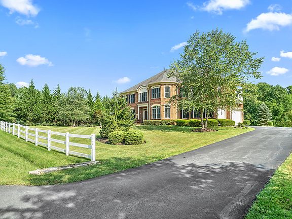 4th image of 2404 Norbeck Farm Pl