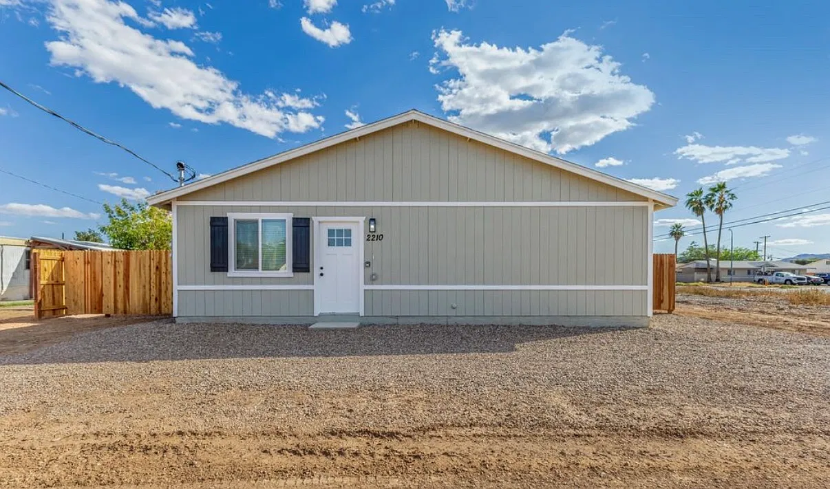 3 bed, 951 sqft, $1,950 — Photo 1