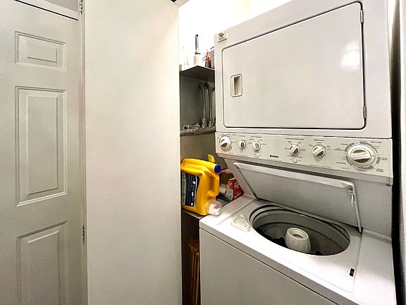 5th image of 910 W Madison St APT 502