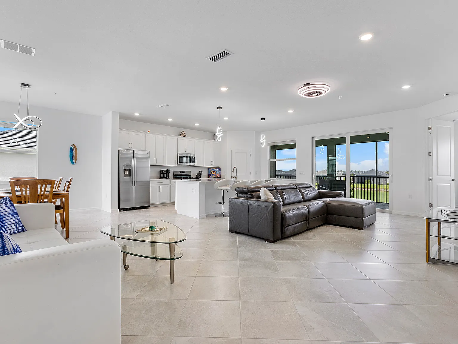 3 bed, 2110 sqft, $5,000 — Photo 2