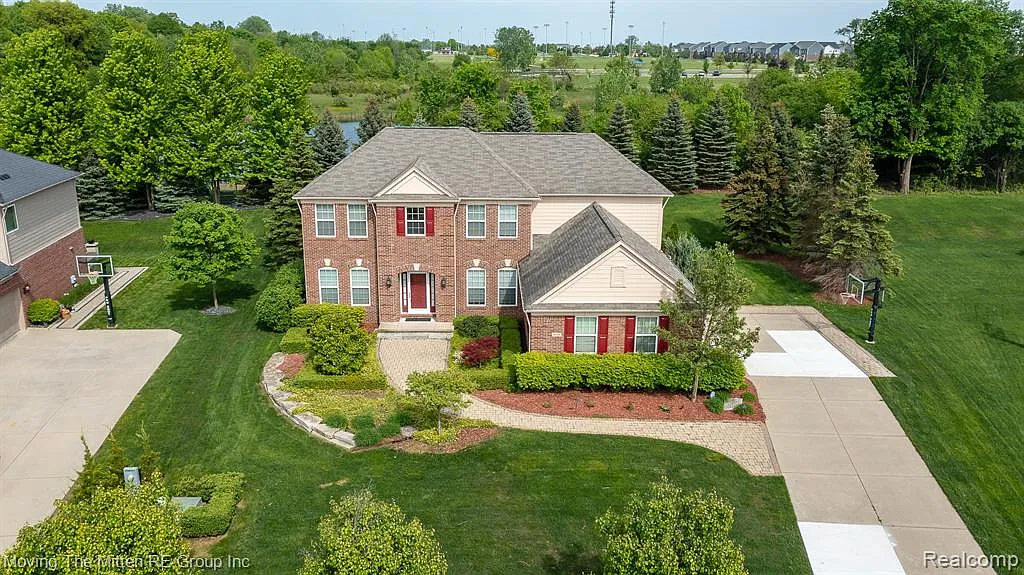 5 bed, 5.5 bath, 4854 sqft, $4,750 — Photo 1
