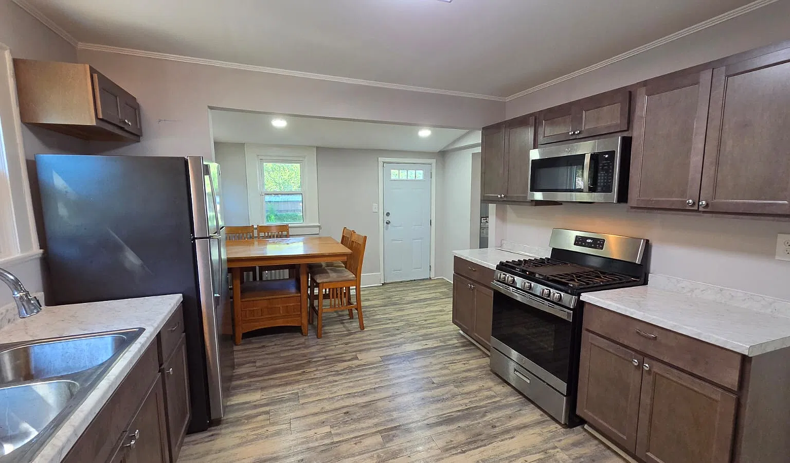 2 bed, 869 sqft, $1,200 — Photo 1