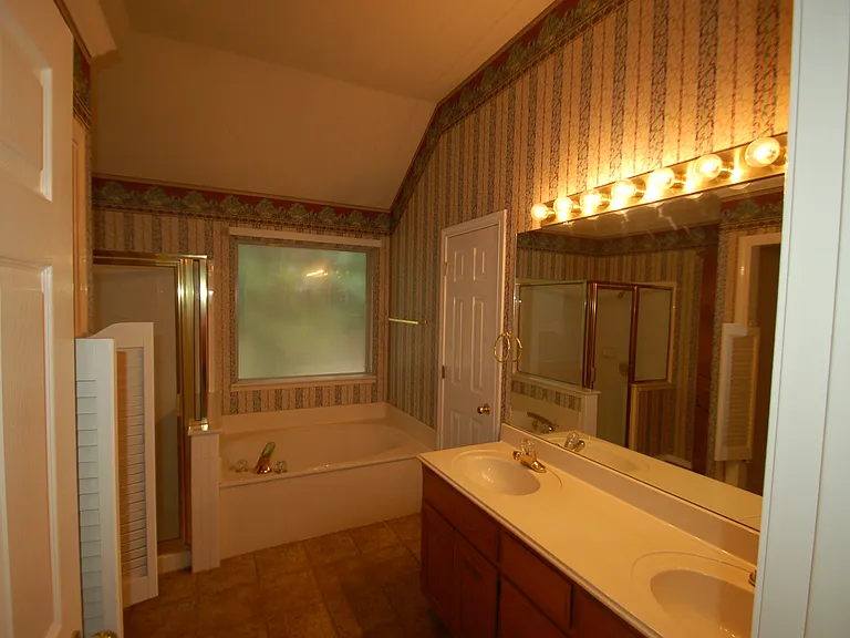 1125 Roundrock Dr — Photo 3