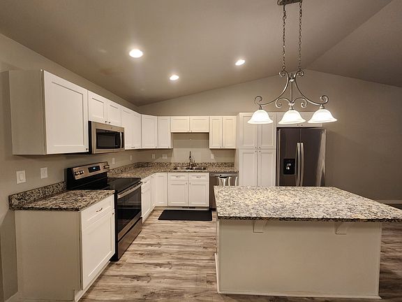 5th image of 816 Foxglove Dr