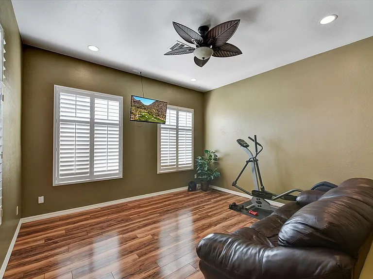 412 E Yearling Rd — Photo 13