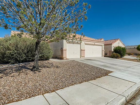2nd image of 3822 W El Campo Grande Ave