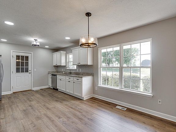 5th image of 34 Boxer Ln