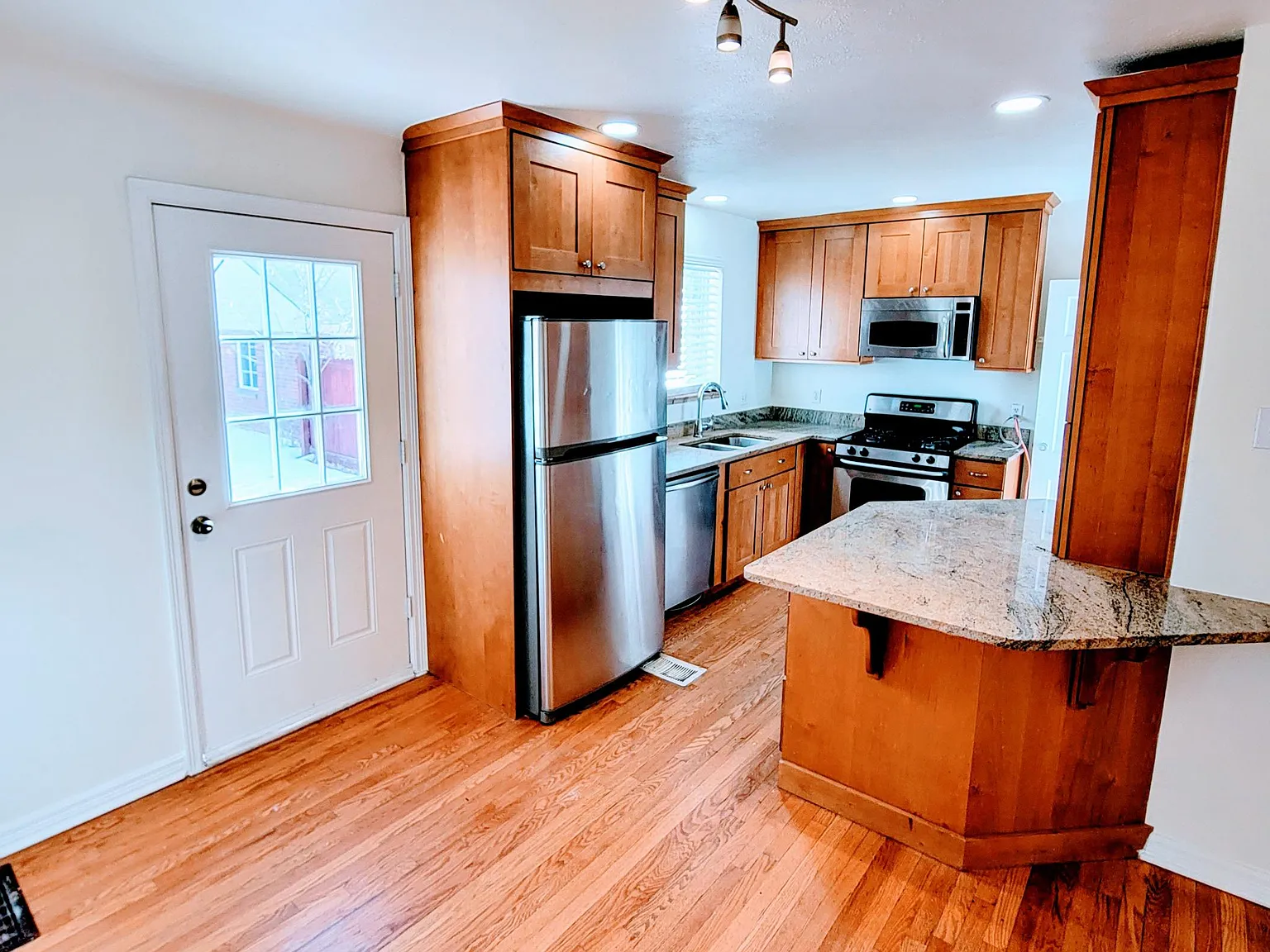 3 bed, 1950 sqft, $3,300 — Photo 4