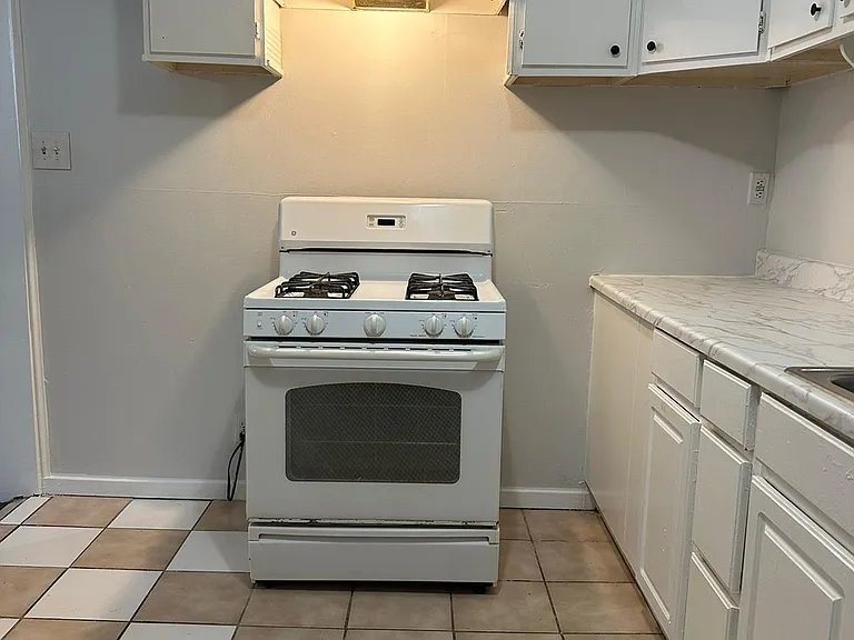 107 Stroud St — Photo 3