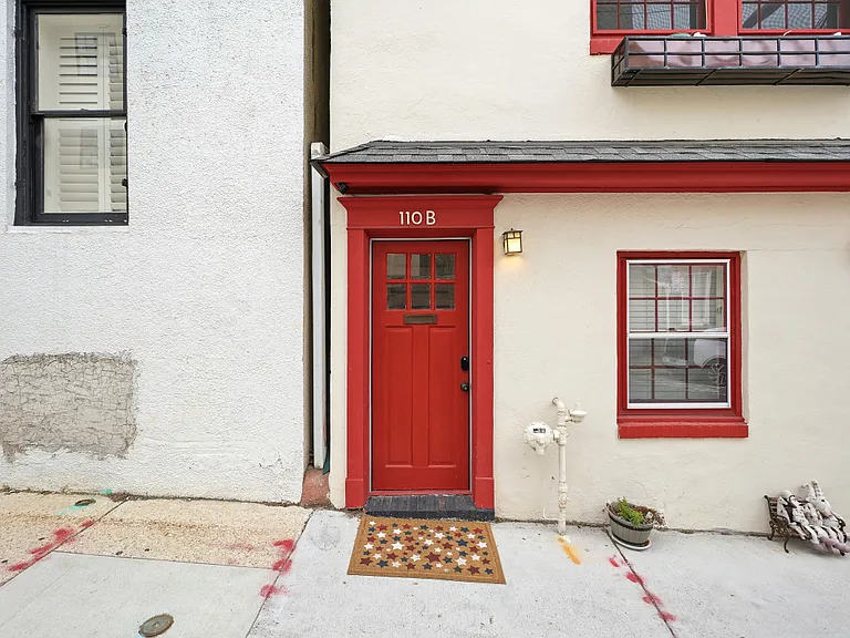 110 East St #B — Photo 1