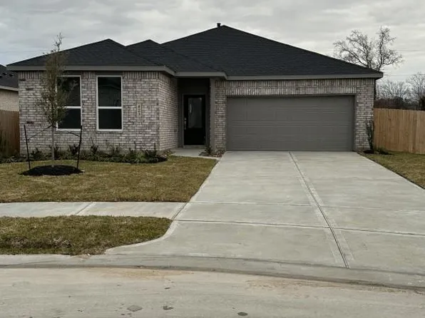 423 Robin St, Angleton, TX 77515