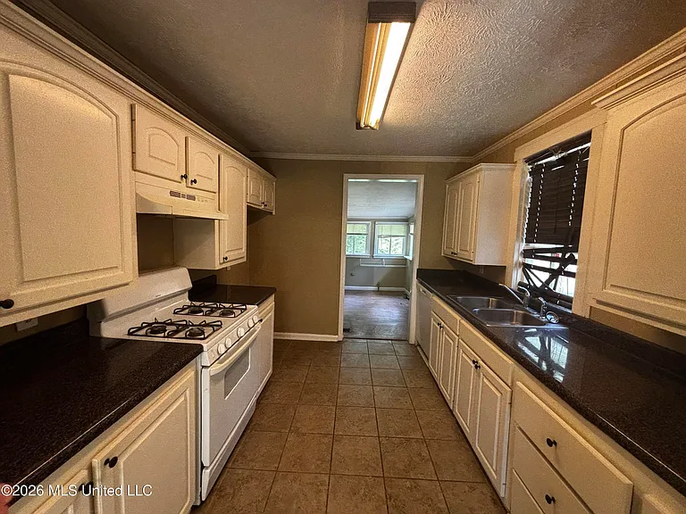 811 S College St — Photo 3