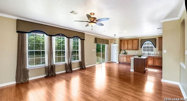 3 bed, 2.0 bath, 2351 sqft, $2,700 — Photo 3