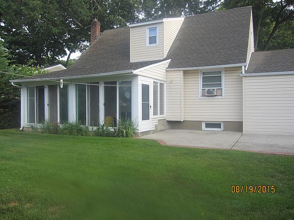 3rd image of 228 Van Buren St