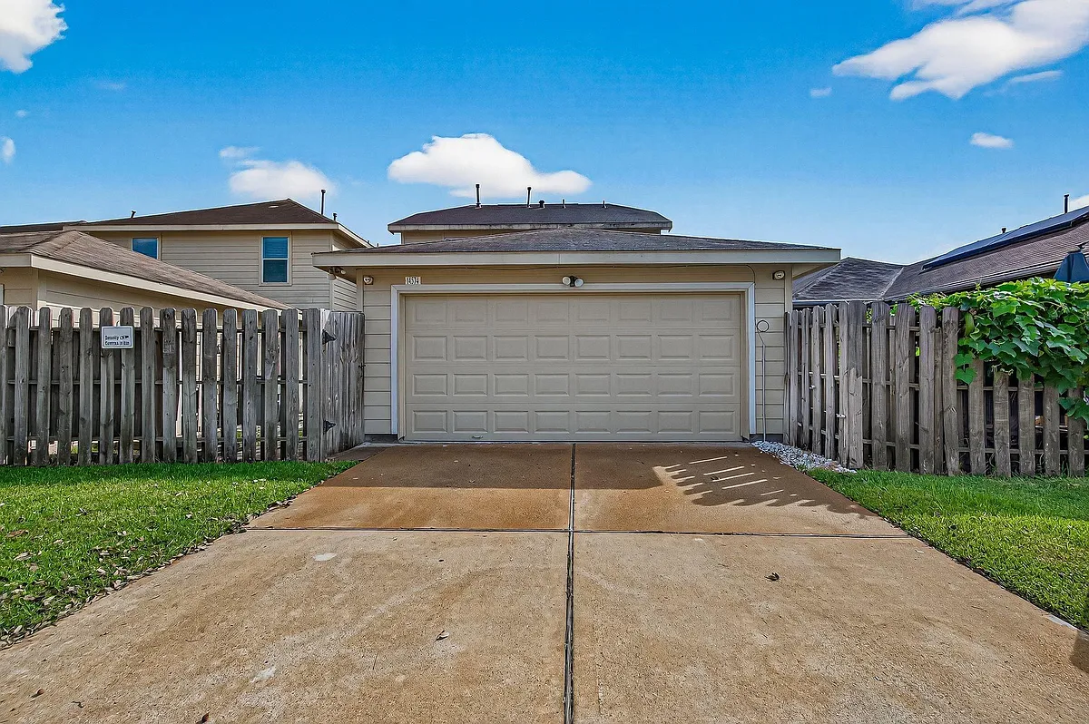 Building Photo - 14574 Empanada Dr