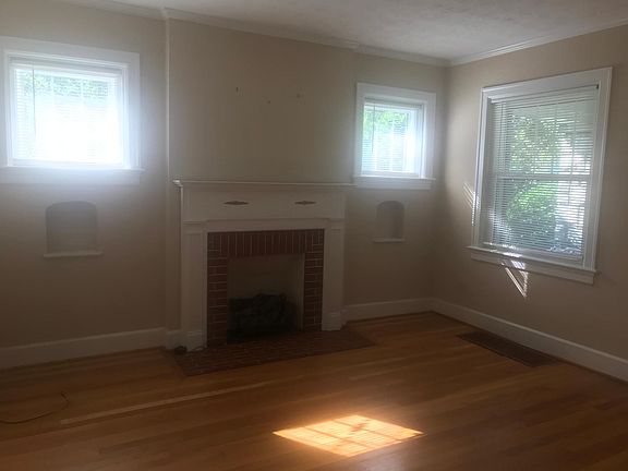 Living rtoom with fireplace that works