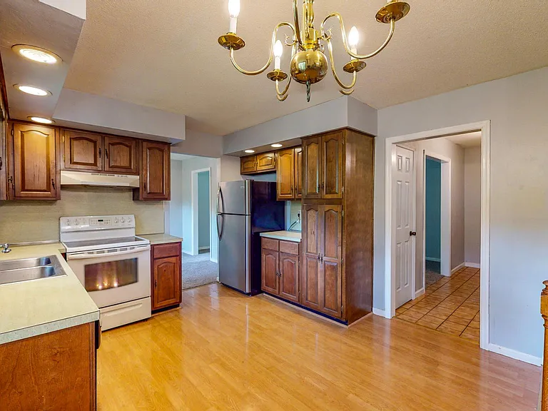 916 Huntington Cir — Photo 16