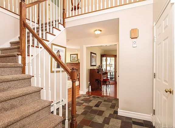 4th image of 30 Sherwood Ln