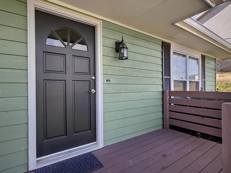 8102 Gladys Ln — Photo 4