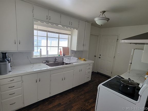 3rd image of 1046 N College Ave