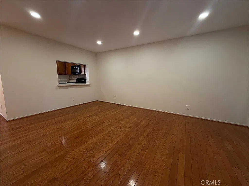 2 bed, 2.5 bath, 1186 sqft, $3,750 — Photo 2