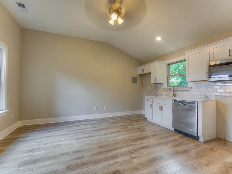 1807 Jackson Ave — Photo 2