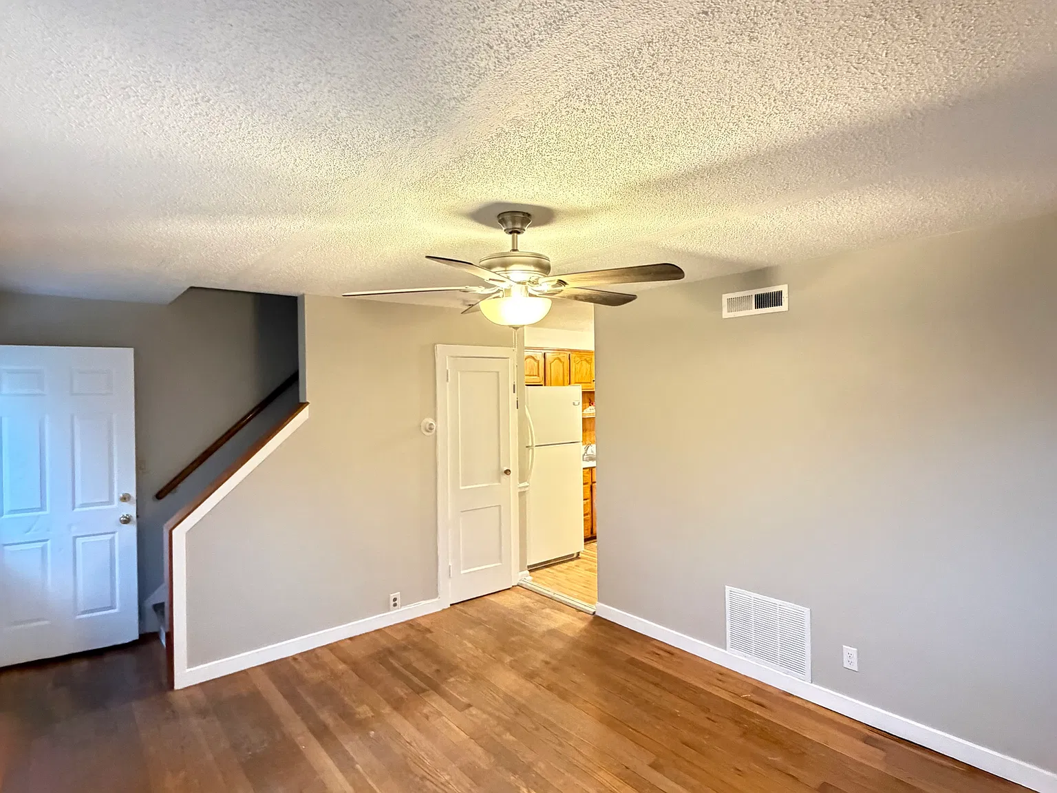 2 bed, 888 sqft, $1,550 — Photo 3
