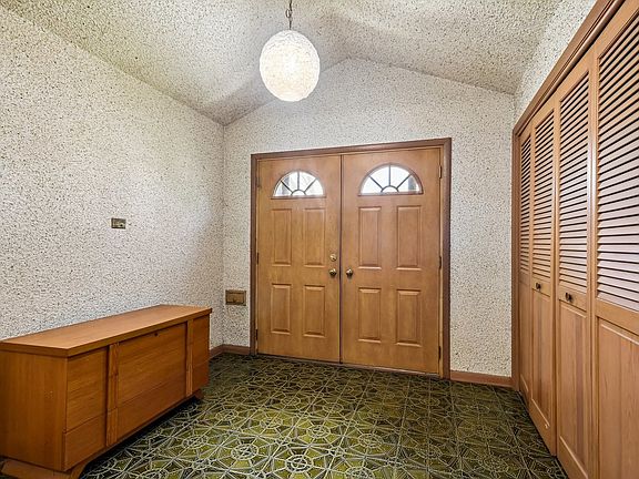 2nd image of 1527 Clarence Ave