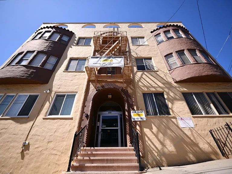 479 Merritt Ave — Photo 10