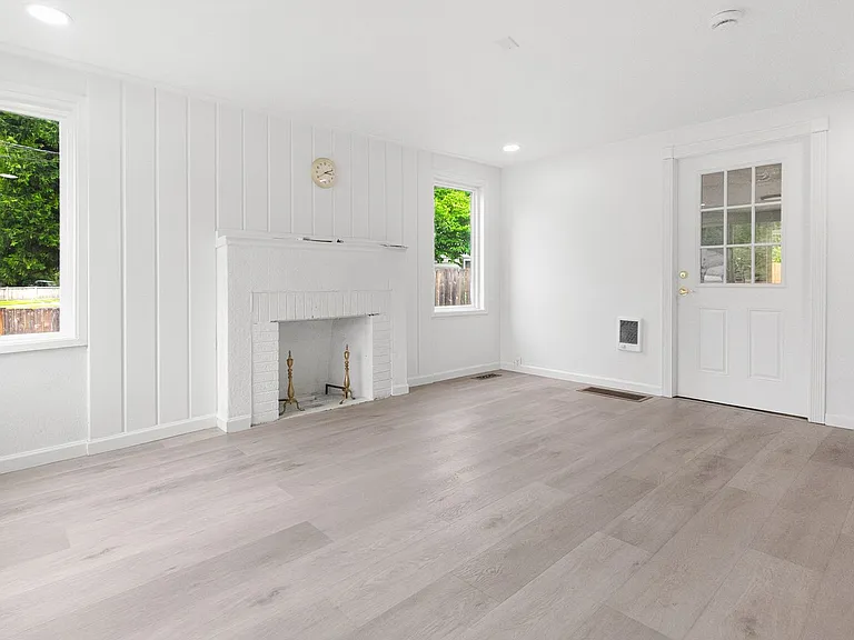3330 SE 6th St — Photo 5