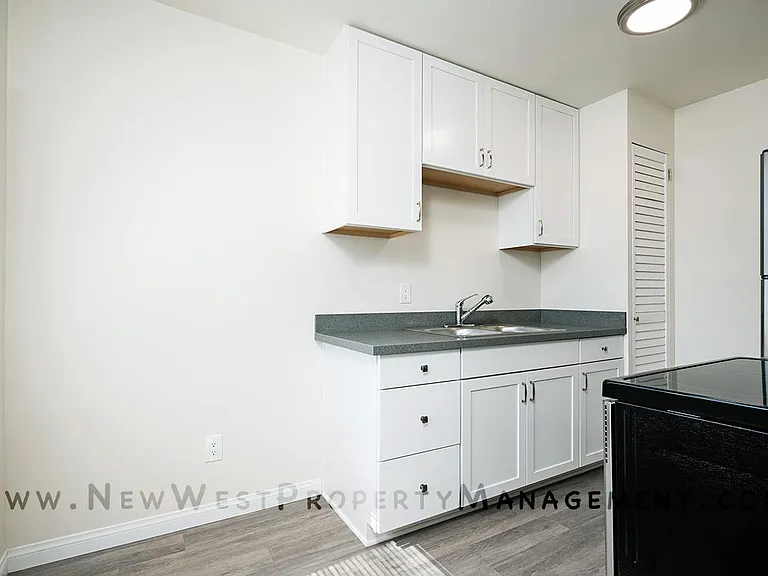 557 22nd St #1/2 — Photo 6
