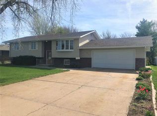 1214 Blaine St, Holdrege, NE 68949