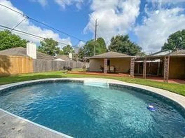 21719 Meadowhill Dr, Spring, TX 77388