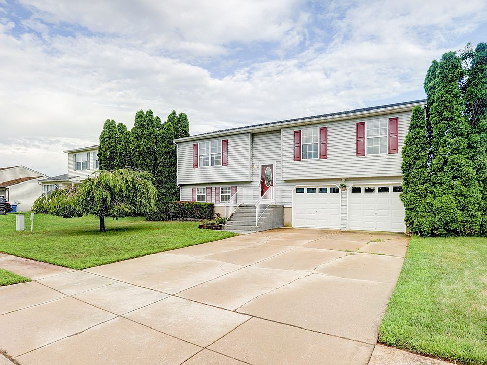1st image of 21 W Country Ln