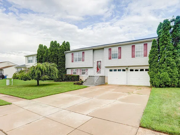 21 W Country Ln, Newark, DE 19702