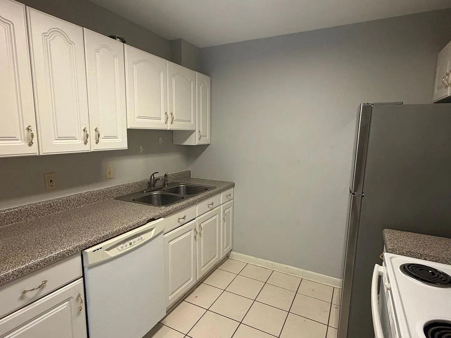 Charming 3 Bedroom 2 Bath Condo — Photo 4