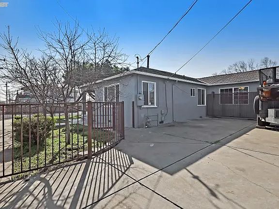 4th image of 27597 E 11th St