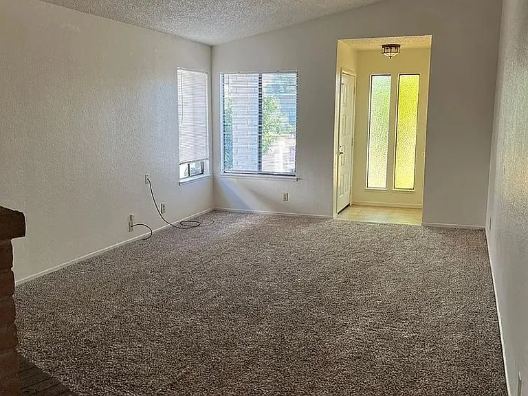907 Princeton Pl — Photo 4