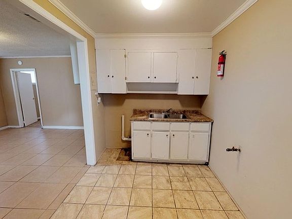 3rd image of 1043 Woodbury St