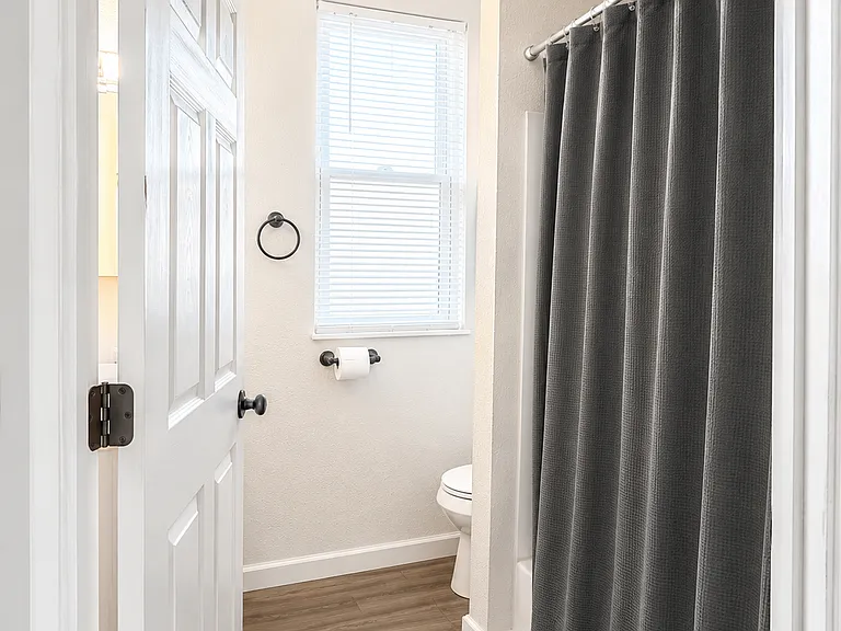 525-529 Farnsworth St #525 — Photo 5