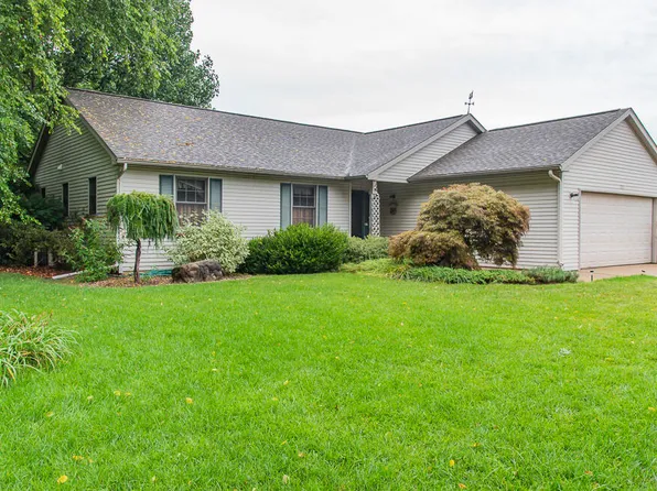 1015 S Peach Ct, Plainwell, MI 49080