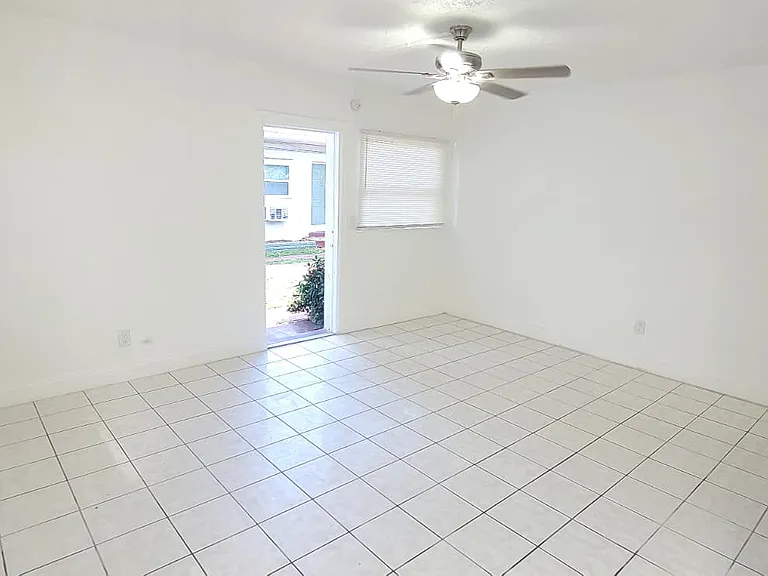 403 N 19th Ave — Photo 10