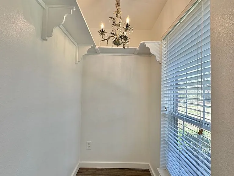 10191 FM 607 N — Photo 30