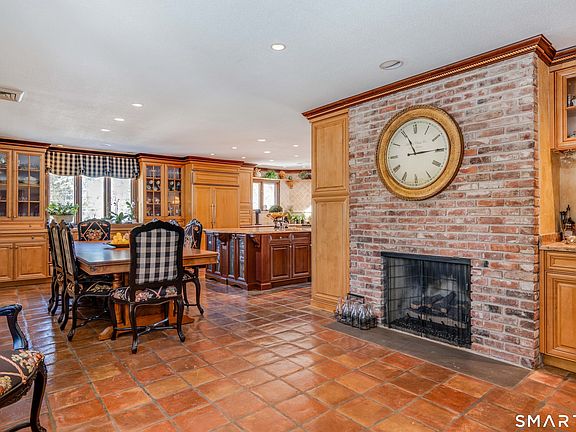 4th image of 33 Mountain Farms Road